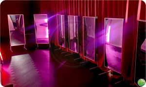 lachspiegels-op-een-podium-1